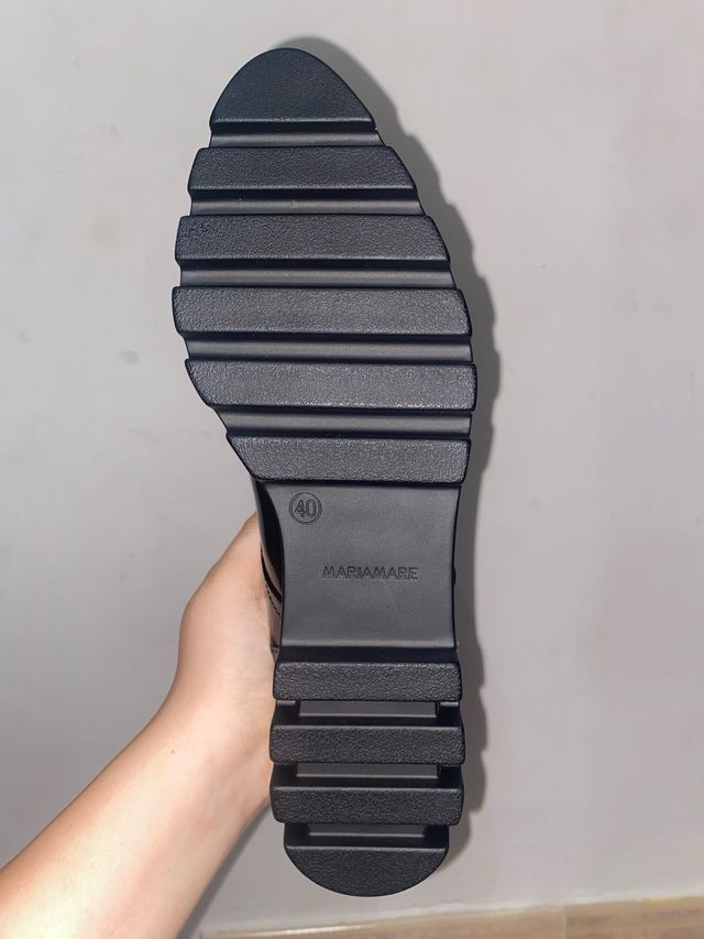 Zapatos negros charol con cordones.