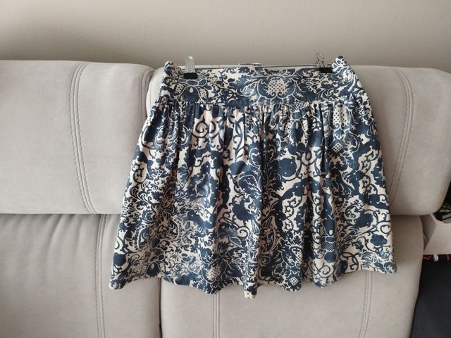 Lote 3 prendas cortas: 2 faldas y 1 pantalón. XS.