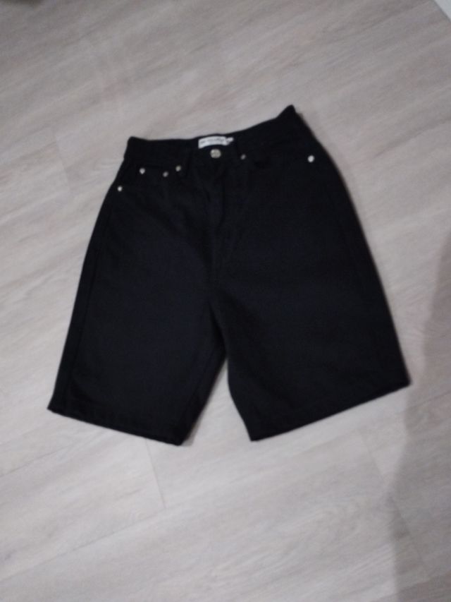 Lote 3 prendas cortas: 2 faldas y 1 pantalón. XS.