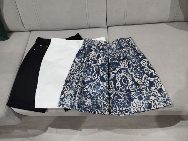 Lote 3 prendas cortas: 2 faldas y 1 pantalón. XS.