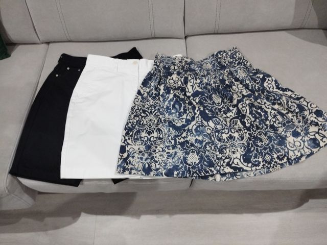 Lote 3 prendas cortas: 2 faldas y 1 pantalón. XS.