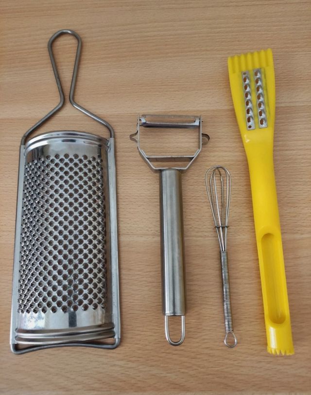 Set 4 utensili cucina: grattugia, pelapatate, frus