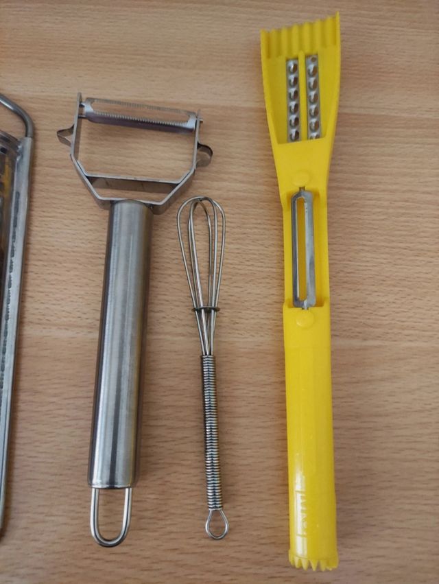 Set 4 utensili cucina: grattugia, pelapatate, frus