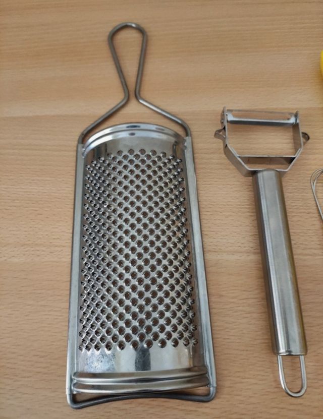 Set 4 utensili cucina: grattugia, pelapatate, frus