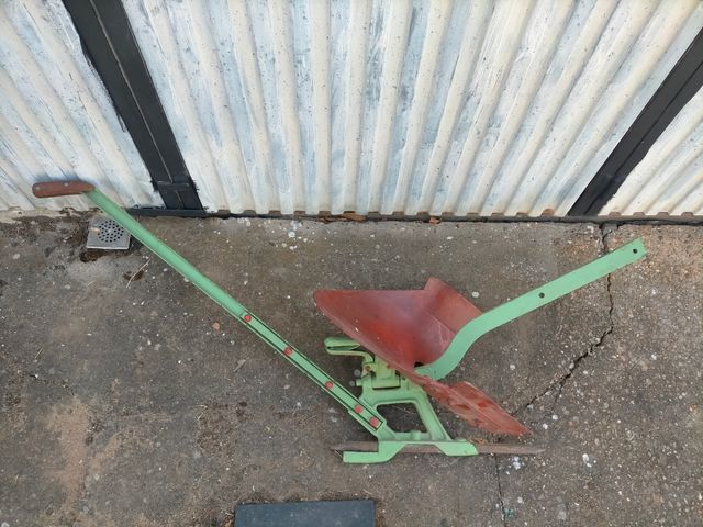 Arado antiguo - herramienta agrícola