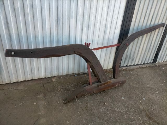 Arado antiguo - herramienta agrícola