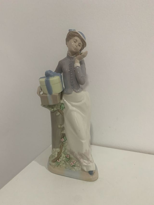 Figura porcelana mujer regalo.Empresa Nadal