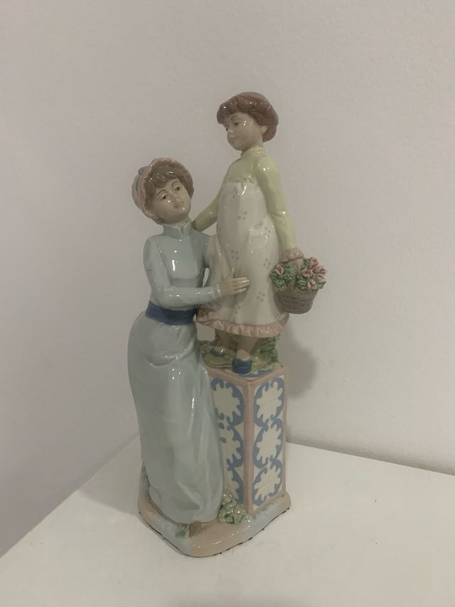 Figura porcelana: Niña y adulta.Empresa Nadal