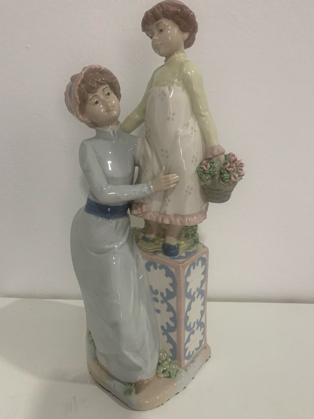 Figura porcelana: Niña y adulta.Empresa Nadal