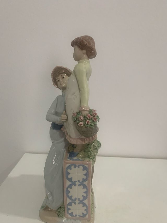 Figura porcelana: Niña y adulta.Empresa Nadal
