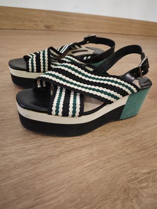 Sandalias plataforma negras y verdes