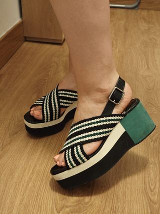 Sandalias plataforma negras y verdes
