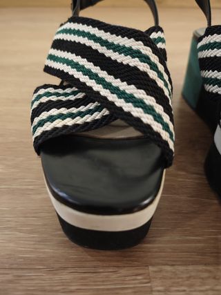 Sandalias plataforma negras y verdes