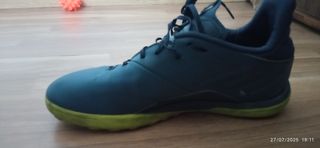 Botas fútbol Kipsta multitacos.
Talla 42