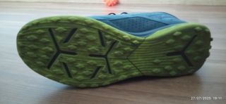 Botas fútbol Kipsta multitacos.
Talla 42