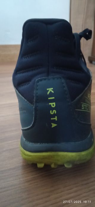 Botas fútbol Kipsta multitacos.
Talla 42