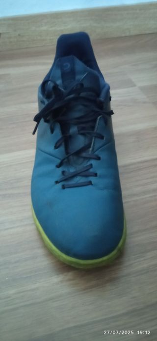 Botas fútbol Kipsta multitacos.
Talla 42