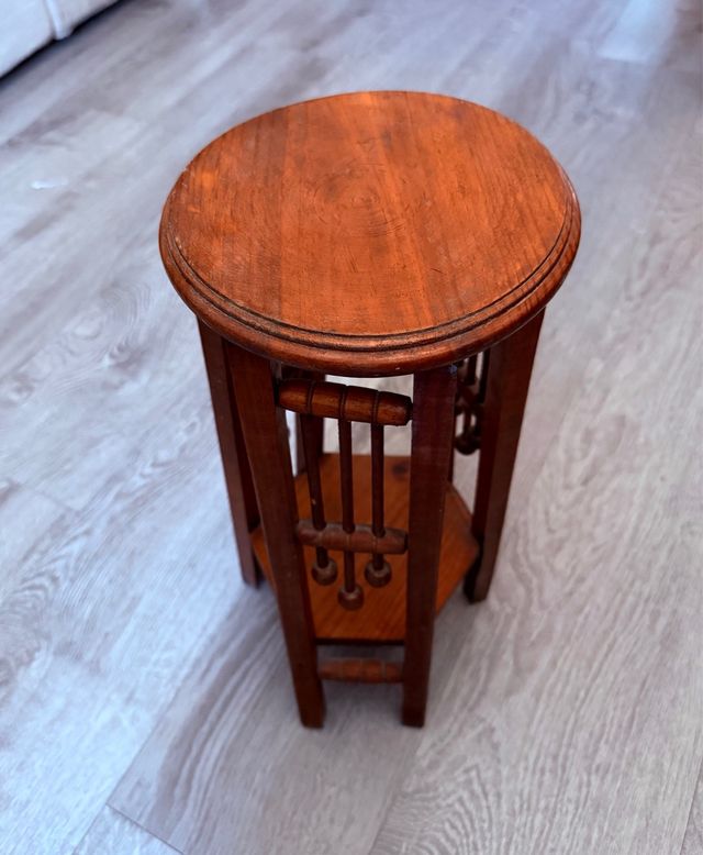 Mesita auxiliar de madera antigua