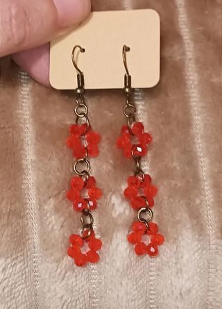 Pendientes largos rojos brillantes