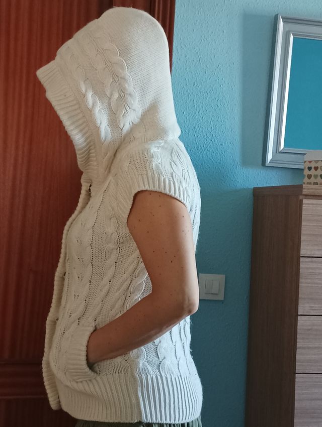 Chaleco beige de punto con capucha