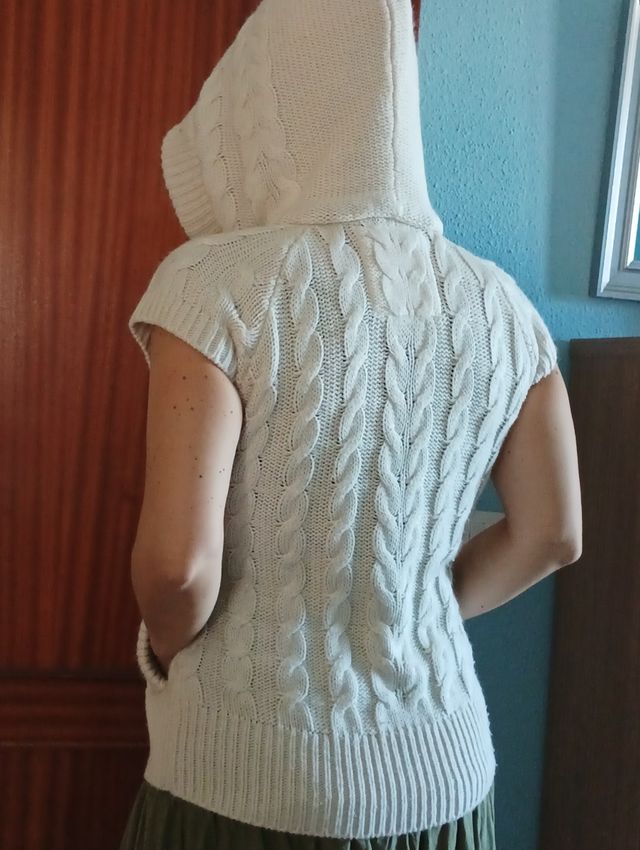 Chaleco beige de punto con capucha