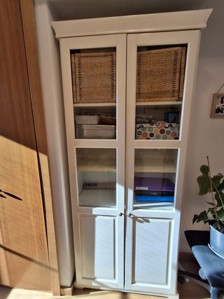 Vitrina LIATORP de madera (Ikea)