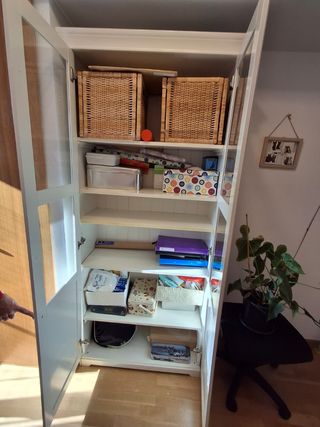 Vitrina LIATORP de madera (Ikea)