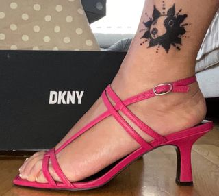Sandalias DKNY fucsia, talla 39