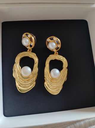 Pendientes dorados con perlas.
Sin estrenar.