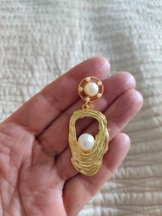 Pendientes dorados con perlas.
Sin estrenar.