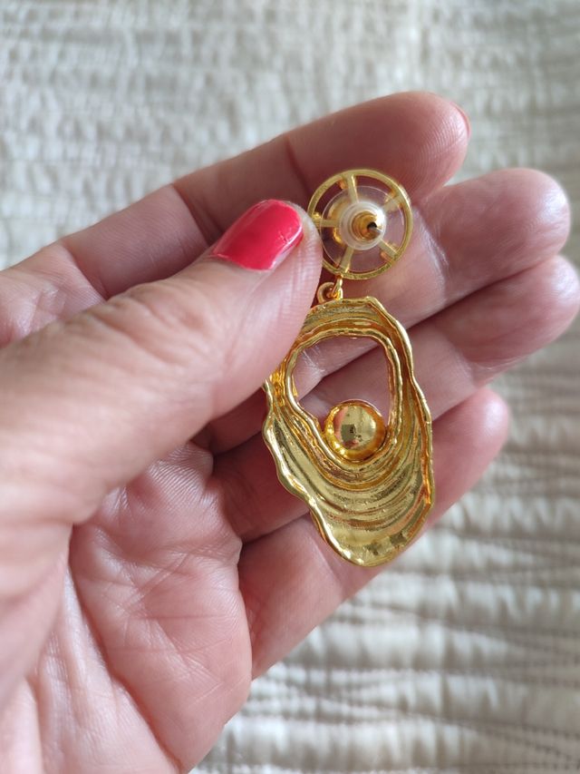 Pendientes dorados con perlas.
Sin estrenar.