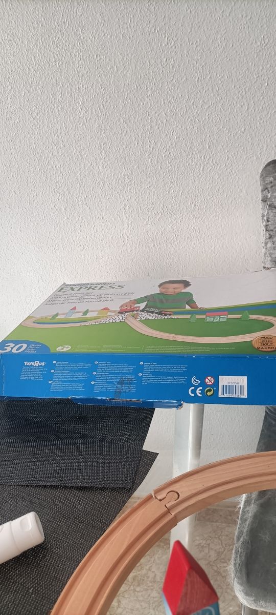 Tren de madera Top Toysrus 
- 30 piezas
