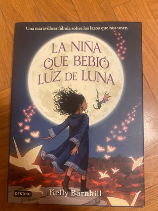 La niña que bebió luz de luna