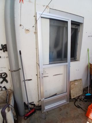 Puerta aluminio sin un cristal de los 2 que tiene.