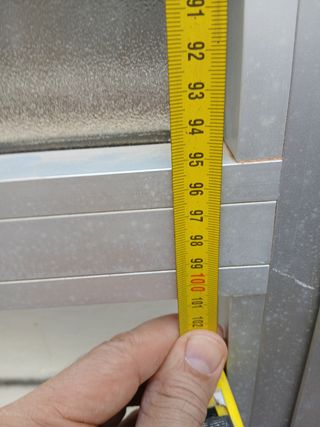 Puerta aluminio sin un cristal de los 2 que tiene.