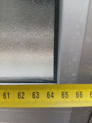 Puerta aluminio sin un cristal de los 2 que tiene.