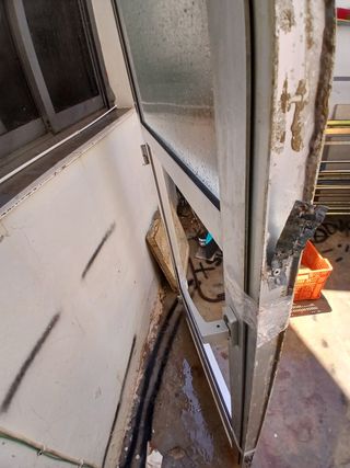 Puerta aluminio sin un cristal de los 2 que tiene.