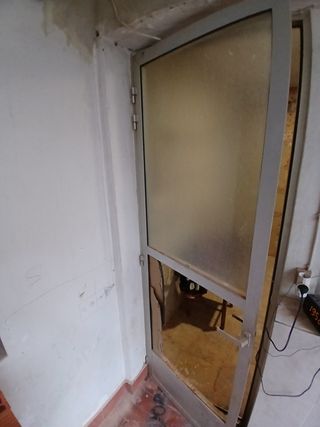 Puerta aluminio sin un cristal de los 2 que tiene.