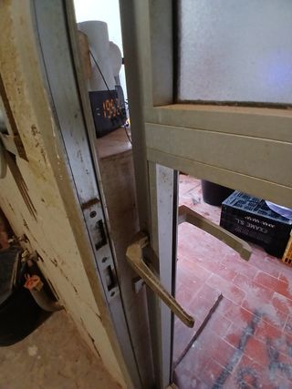 Puerta aluminio sin un cristal de los 2 que tiene.