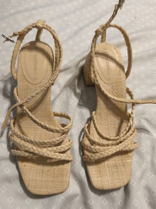 Sandalias Bershka beige, talla 37