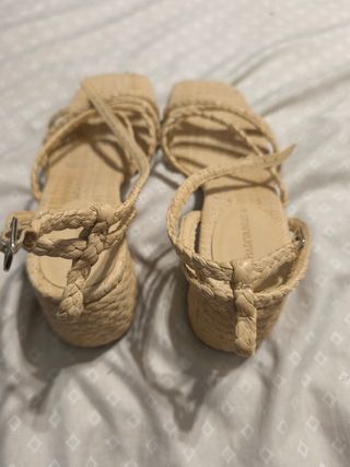 Sandalias Bershka beige, talla 37