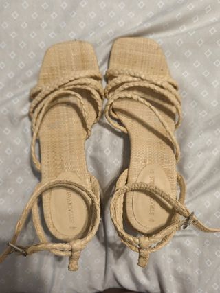 Sandalias Bershka beige, talla 37