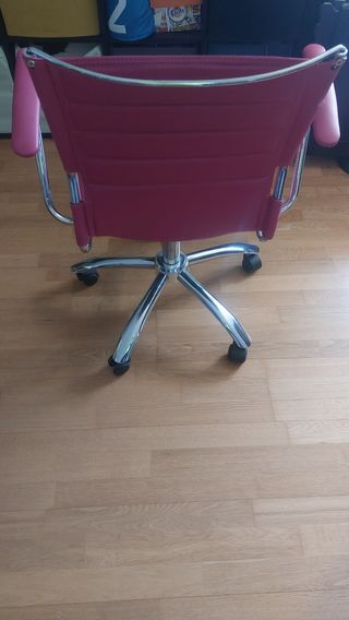 Silla escritorio rosa regulable.