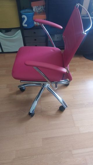 Silla escritorio rosa regulable.