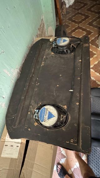 Bandeja trasera Seat 1M con altavoces Kenwood