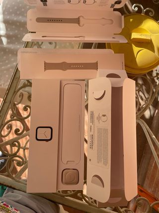 Caja completa de Apple Watch 4 más media correa