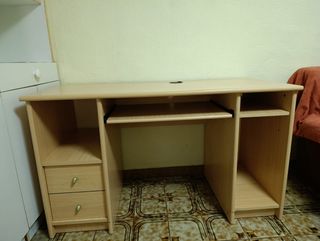 Escritorio de madera beige