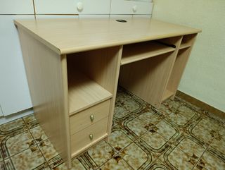 Escritorio de madera beige