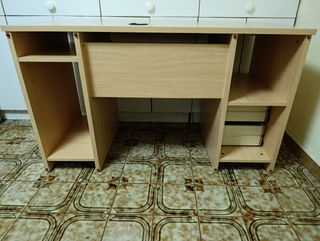 Escritorio de madera beige