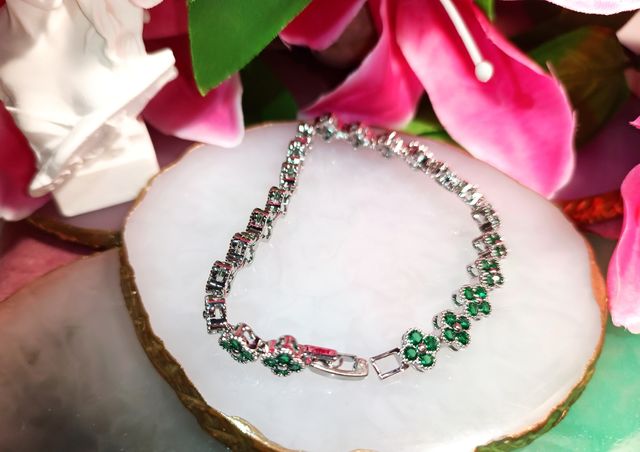 Pulsera de tréboles con circonitas verdes